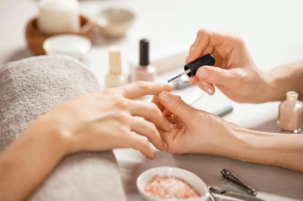pose de vernis mains